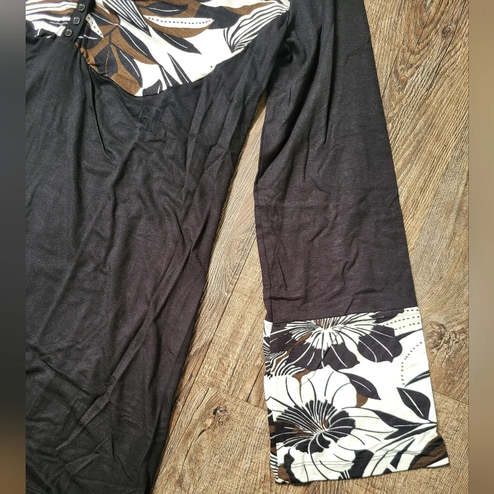 Vertigo Paris Top - Black White Flower - Picture 4 of 6